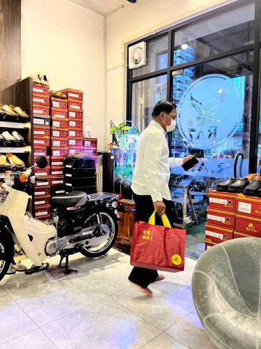 អីវ៉ាន់ខាងយើងថតផ្ទាល់ផ្ទាល់តែម្ដង