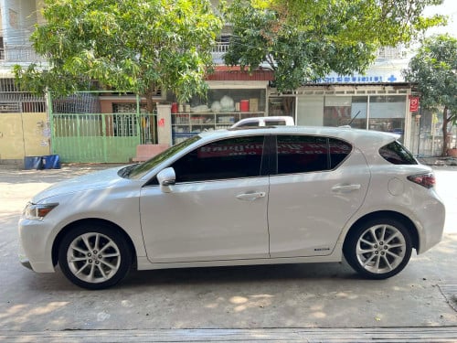 Lexus CT200H ឆ្នាំ012