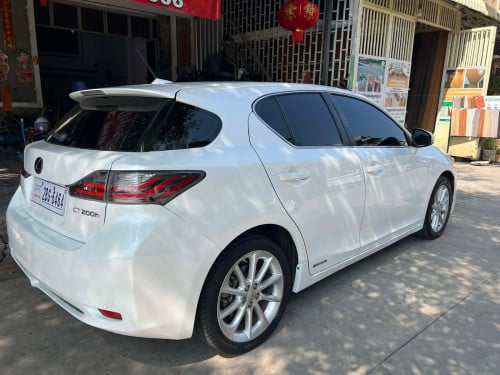 Lexus CT200H ឆ្នាំ012
