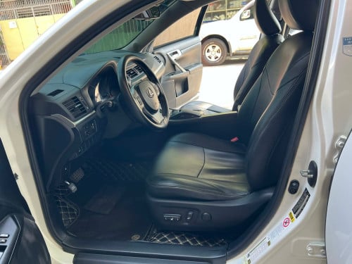 Lexus CT200H ឆ្នាំ012