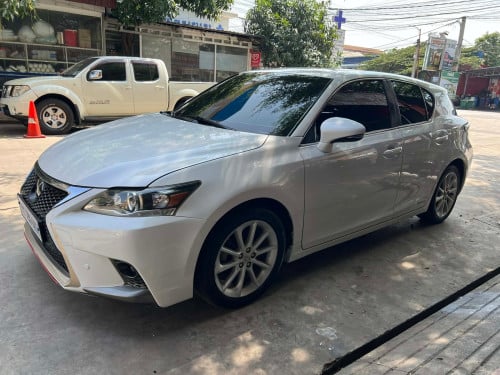 Lexus CT200H ឆ្នាំ012