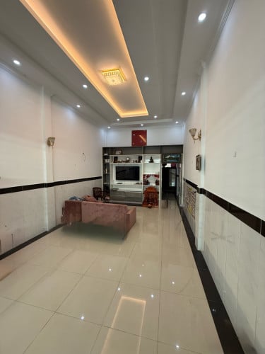 ផ្ទះជួលមួយល្វែង មានពីរបន្ទប់គេង បីបន្ទប់ទឹក ពីរជាន់ នៅជិតសាលារៀន រោងច្រក និង មន្ទីពេទ្យ