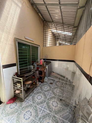 ផ្ទះជួលមួយល្វែង មានពីរបន្ទប់គេង បីបន្ទប់ទឹក ពីរជាន់ នៅជិតសាលារៀន រោងច្រក និង មន្ទីពេទ្យ