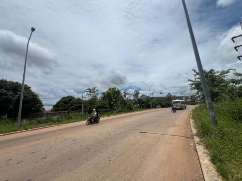 ដីសម្រាប់លក់ ផ្លូវក្រវ៉ាត់ក្រុង ខេត្តសៀមរាម ផ្លូវធំ