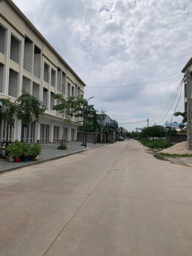 ផ្ទះលក់នៅមរកតសែនសុខ 2ជាន់ បន្ទប់គេង4 បន្ទប់ទឹក5