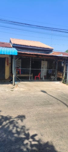 ផ្ទះលក់បន្ទាន់ ទំហំផ្ទះ(៤.១x១២ម) ដី(៤.១x២៥ម៉ែត្រ)  ស្ថិតនៅផ្លូវចូលបេនឡាន១៥០ម៉ែត្រ