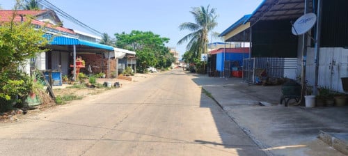 ផ្ទះលក់បន្ទាន់ ទំហំផ្ទះ(៤.១x១២ម) ដី(៤.១x២៥ម៉ែត្រ)  ស្ថិតនៅផ្លូវចូលបេនឡាន១៥០ម៉ែត្រ
