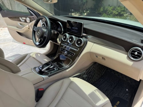 Mercedes Benz C300 4Matice ឆ្នាំ 2015 ធានាឡានស្អាត