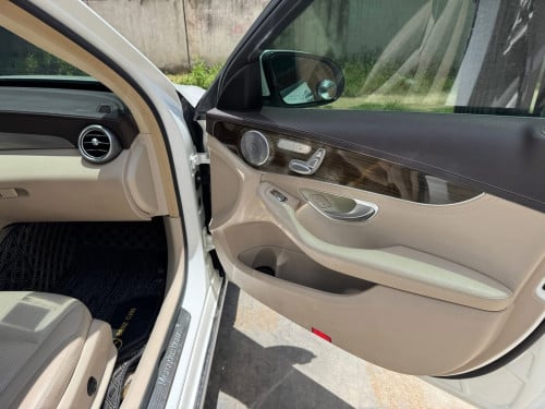 Mercedes Benz C300 4Matice ឆ្នាំ 2015 ធានាឡានស្អាត តម្លៃចរចារ