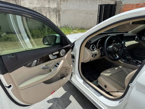 Mercedes Benz C300 4Matice ឆ្នាំ 2015 ធានាឡានស្អាត តម្លៃចរចារ