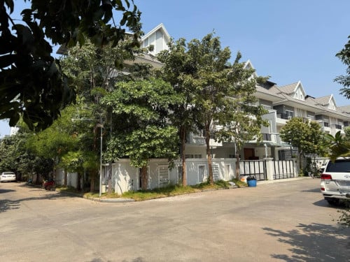 វីឡា​សម្រាប់​ជួល​ផ្ទះ12*12.2ដី15.4*21ជួល2000ចចារសំភារះពេញទាំងអស់បន្ទប់ទឹក8បន្ទប់ដេកធំ4បន្ទប់តូច2