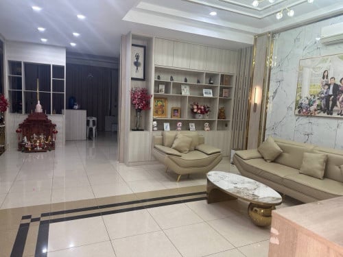 វីឡាសម្រាប់ជួលផ្ទះ12*12.2ដី15.4*21ជួល2000ចចារសំភារះពេញទាំងអស់បន្ទប់ទឹក8បន្ទប់ដេកធំ4បន្ទប់តូច2