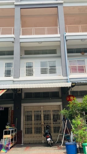 ផ្ទុះសំរាប់លក់​ House for sales នៅម្តុំបូរីពិភពថ្មី២ចំការដូង​ មានពីរជាន់​ សល់មុខ5m សល់ក្រោយ​1.8m