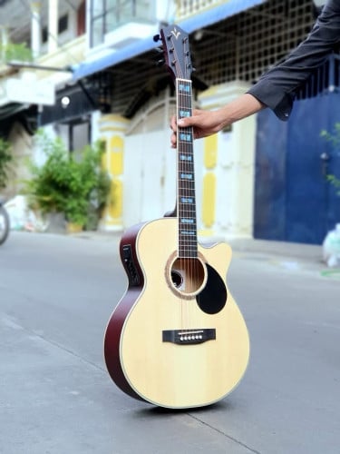 លក់ហ្គីតាLavis ដោបាសបានតម្លៃ65$ដាច់