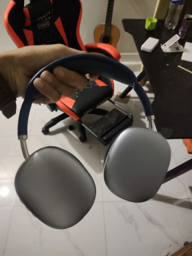 កាស resale ប្លូធូ ក៏បាន ដោយខ្សែរ ក៏បាន  នៅស្អាត 99% ទិញមកអត់ស្តាប់បានតែ 4 ដងគត់ សំលេងអេមបុកបាស