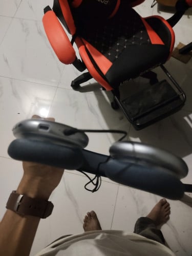 កាស resale ប្លូធូ ក៏បាន ដោយខ្សែរ ក៏បាន  នៅស្អាត 99% ទិញមកអត់ស្តាប់បានតែ 4 ដងគត់ សំលេងអេមបុកបាស