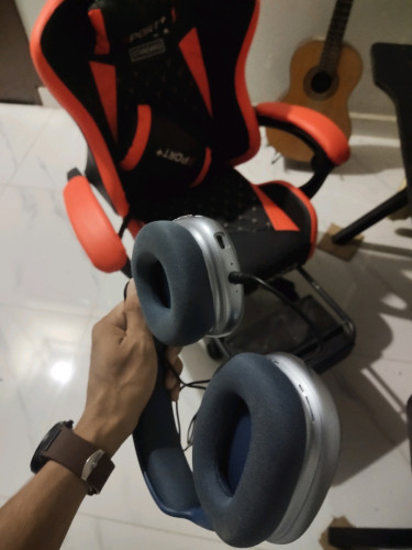 កាស resale ប្លូធូ ក៏បាន ដោយខ្សែរ ក៏បាន  នៅស្អាត 99% ទិញមកអត់ស្តាប់បានតែ 4 ដងគត់ សំលេងអេមបុកបាស