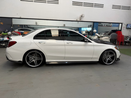 2015 Mercedes-Benz C300 AMG ឡានលេងហេីយស្រាប់