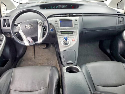 Prius 2015 Option 4 JBL ឡានមកតាមផ្លូវ