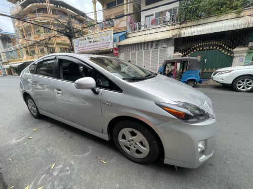 Urgent sale Toyota Prius 2011 option3 new tax paper