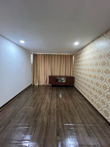 ផ្ទះសម្រាប់ជួលបន្ទាន់នៅជាន់ទី2 នៅកណ្តាលទីក្រុងនៅម្តុំផ្សារចាស់