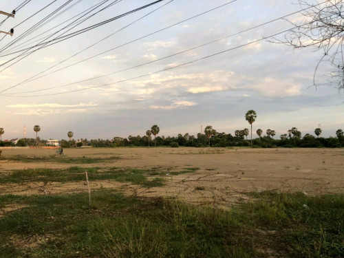 国道4号沿线土地出租，位于贡不至金边高速公路旁。ដីផ្លូវជាតិលេខ4 ក្បែរផ្លូវល្បឿនលឿន កំពុងស្ពឺ-ភ្នំពេញ សម្រាប់ជួល