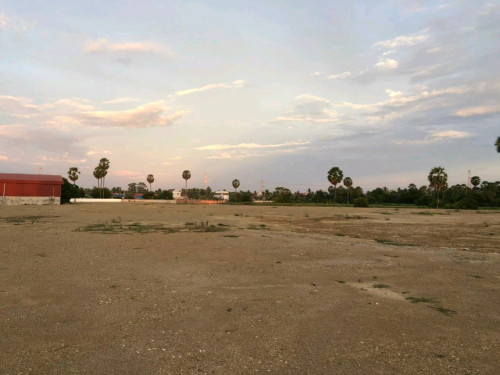 国道4号沿线土地出租，位于贡不至金边高速公路旁。ដីផ្លូវជាតិលេខ4 ក្បែរផ្លូវល្បឿនលឿន កំពុងស្ពឺ-ភ្នំពេញ សម្រាប់ជួល