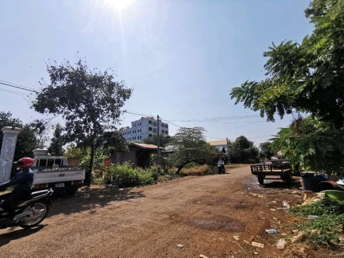 ដីលក់ 5m×45m តម្លៃល្អ ទីតាំងល្អ ស្ថិតនៅកណ្ដាលក្រុង ទីប្រជុំជន ល្អសម្រាប់ប្រកបរបរ លក់ដូរ ឬអាជីវកម្ម ល