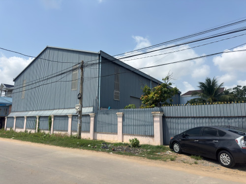 ដីនឹងឃ្លាំងលក់ ឬជួល ទីតាំងនៅព្រែកហូរ ជិតផ្លូវ60mទៅប្រលានថ្មី