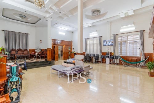 #FORSALE 6-Bedroom Villa For Sale -📍Chip Mong 271, Chak Angrae Leu, Phnom Penh