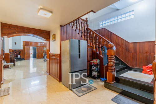 #FORSALE 6-Bedroom Villa For Sale -📍Chip Mong 271, Chak Angrae Leu, Phnom Penh