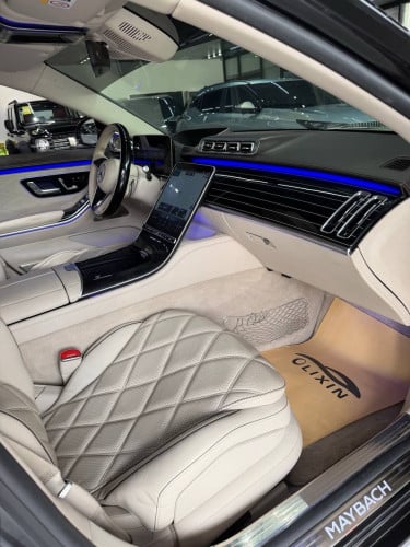 20222年迈巴赫S680黑白双拼