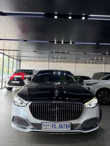 20222年迈巴赫S680黑白双拼