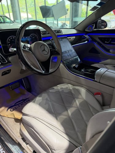 20222年迈巴赫S680黑白双拼