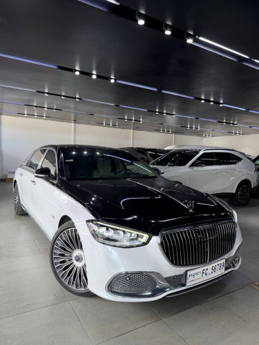 20222年迈巴赫S680黑白双拼