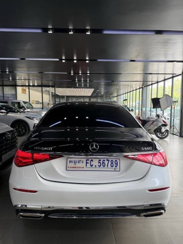 20222年迈巴赫S680黑白双拼