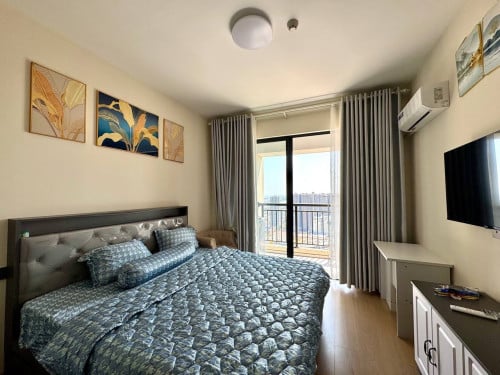 Beautiful studio condo pinnacle