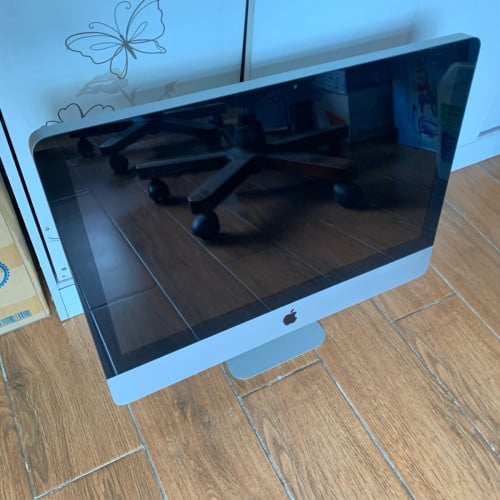 Imac Mid 2011 21.5"  ១ទឹក