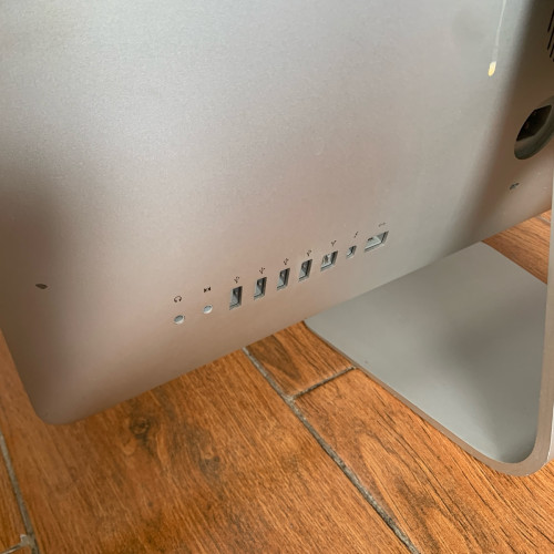Imac Mid 2011 21.5"  ១ទឹក