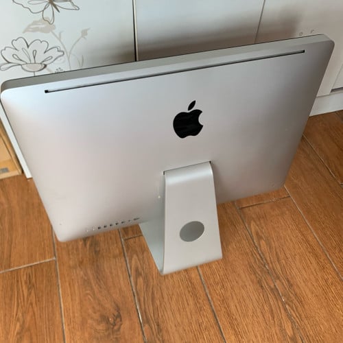 Imac Mid 2011 21.5"  ១ទឹក