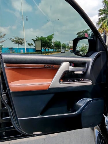 Land Cruiser Executives longe 2019