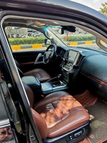 Land Cruiser Executives longe 2019