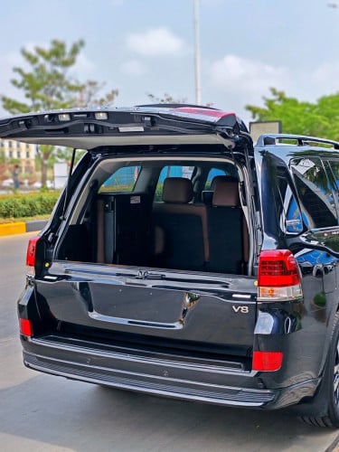 Land Cruiser Executives longe 2019
