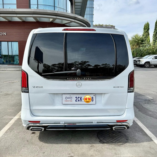 Mercedes Benz V Class Full Option ធានាឡានស្អាត 7មុឺនម៉ាយ