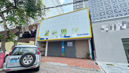 Shop for rent at BKK1 (The road is crowded with people)