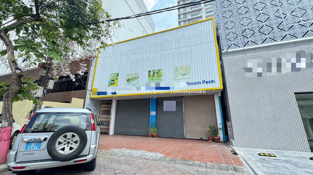 Shop for rent at BKK1 (The road is crowded with people)