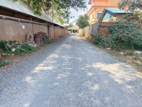 ដីជាប់ក្រវ៉ាត់ក្រុងសៀមរាប/ដីនៅជាប់សាលារៀន វិឡាស្ថានអប់រំ សាំងហ្គាពួរ