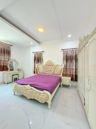 ផ្ទះល្វែង មានសម្ភារៈពេញសម្រាប់ជួលនៅក្បែរ ក្រសួដែនដី