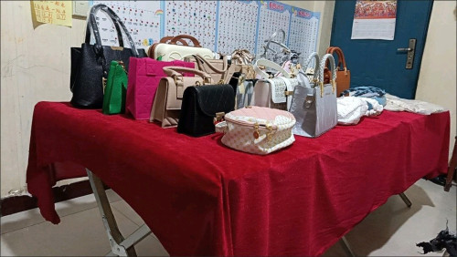 តុបត់ដាក់អីវ៉ាន់
