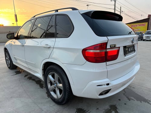 2009年宝马X5.     V6.      3000CC发动机